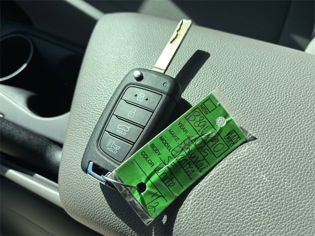 Used 2025 Hyundai Elantra SE w/ Cargo Package image 23