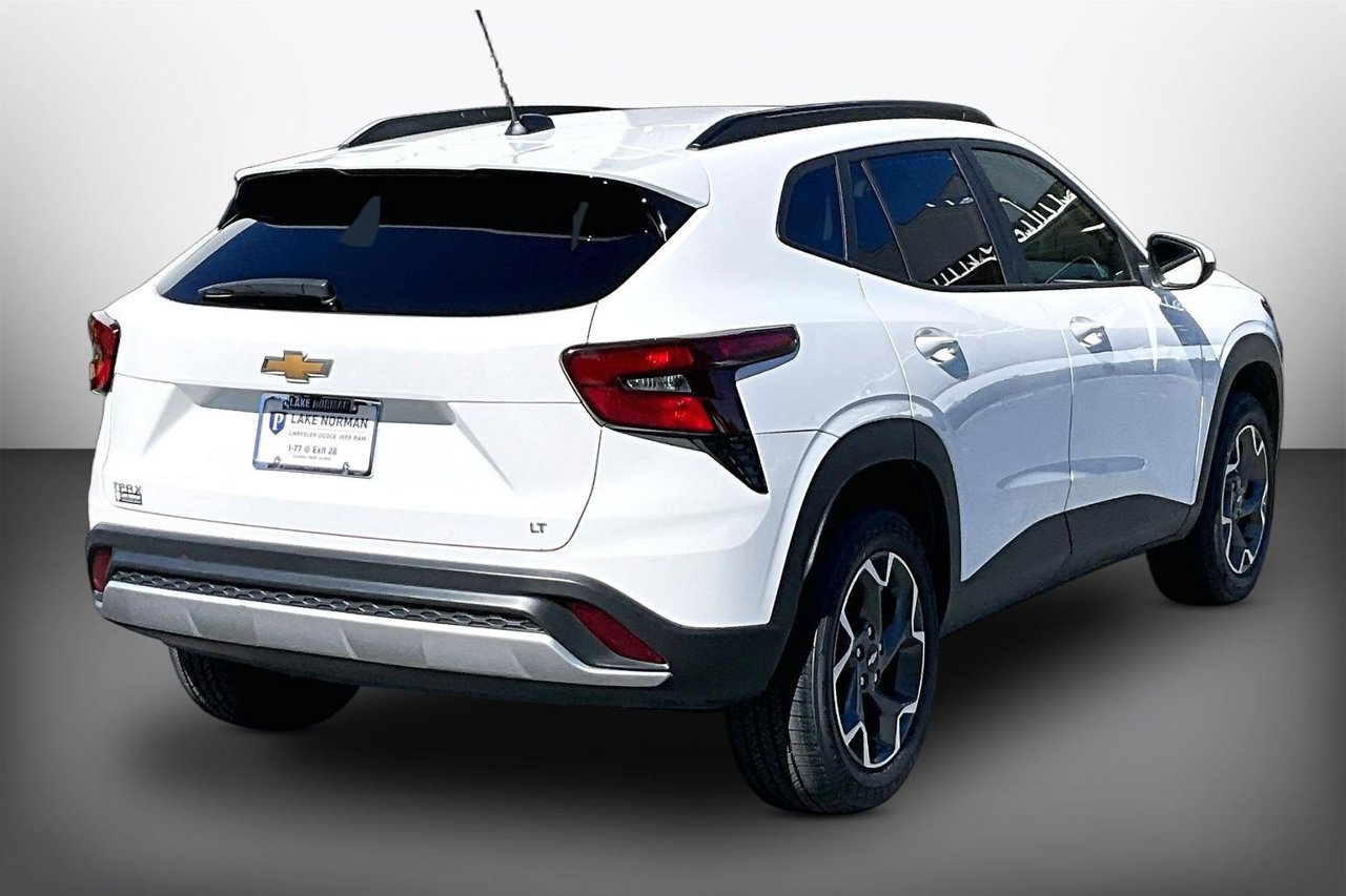 Used 2025 Chevrolet Trax LT FWD image 8