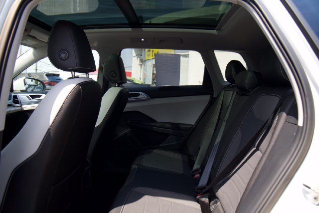 Used 2025 Volkswagen Taos SE w/ Panoramic Sunroof Package FWD image 29