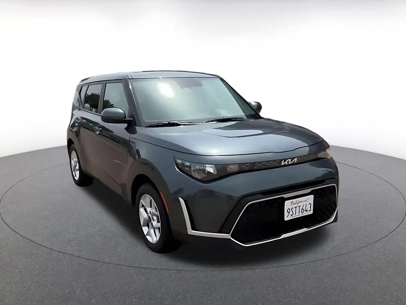Used 2025 Kia Soul LX w/ LX Technology Package FWD image 3