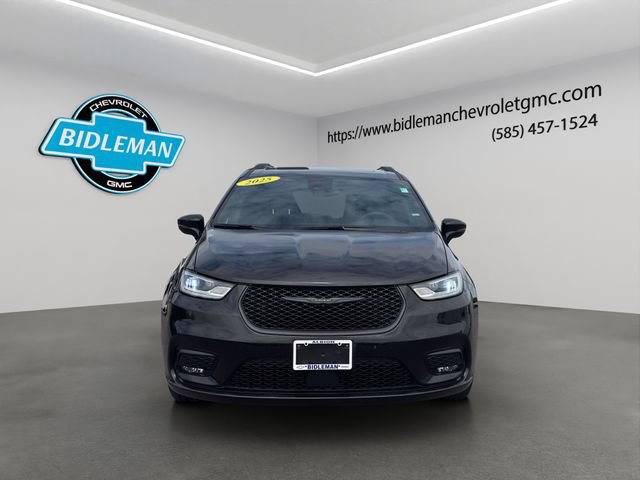 Used 2025 Chrysler Pacifica Limited FWD image 2
