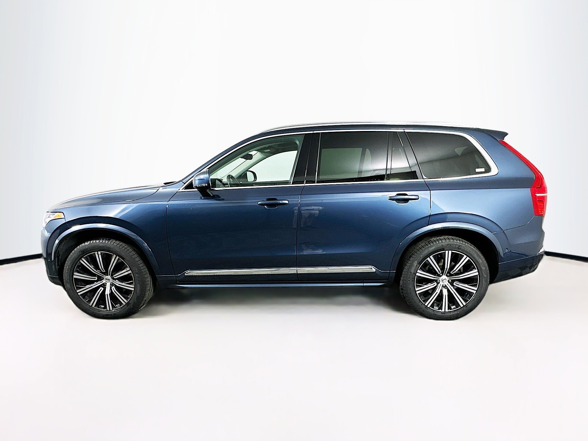 Used 2023 Volvo XC90 B6 Plus image 4