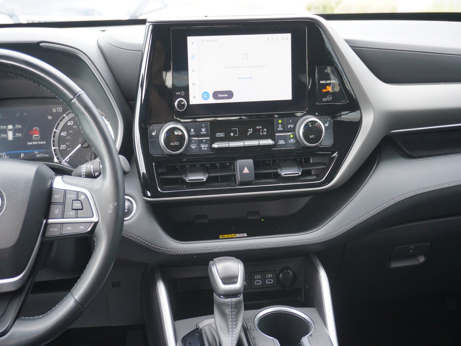 Used 2023 Toyota Highlander XLE FWD image 17