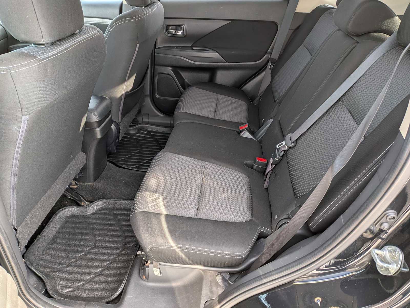 Used 2017 Mitsubishi Outlander ES image 17