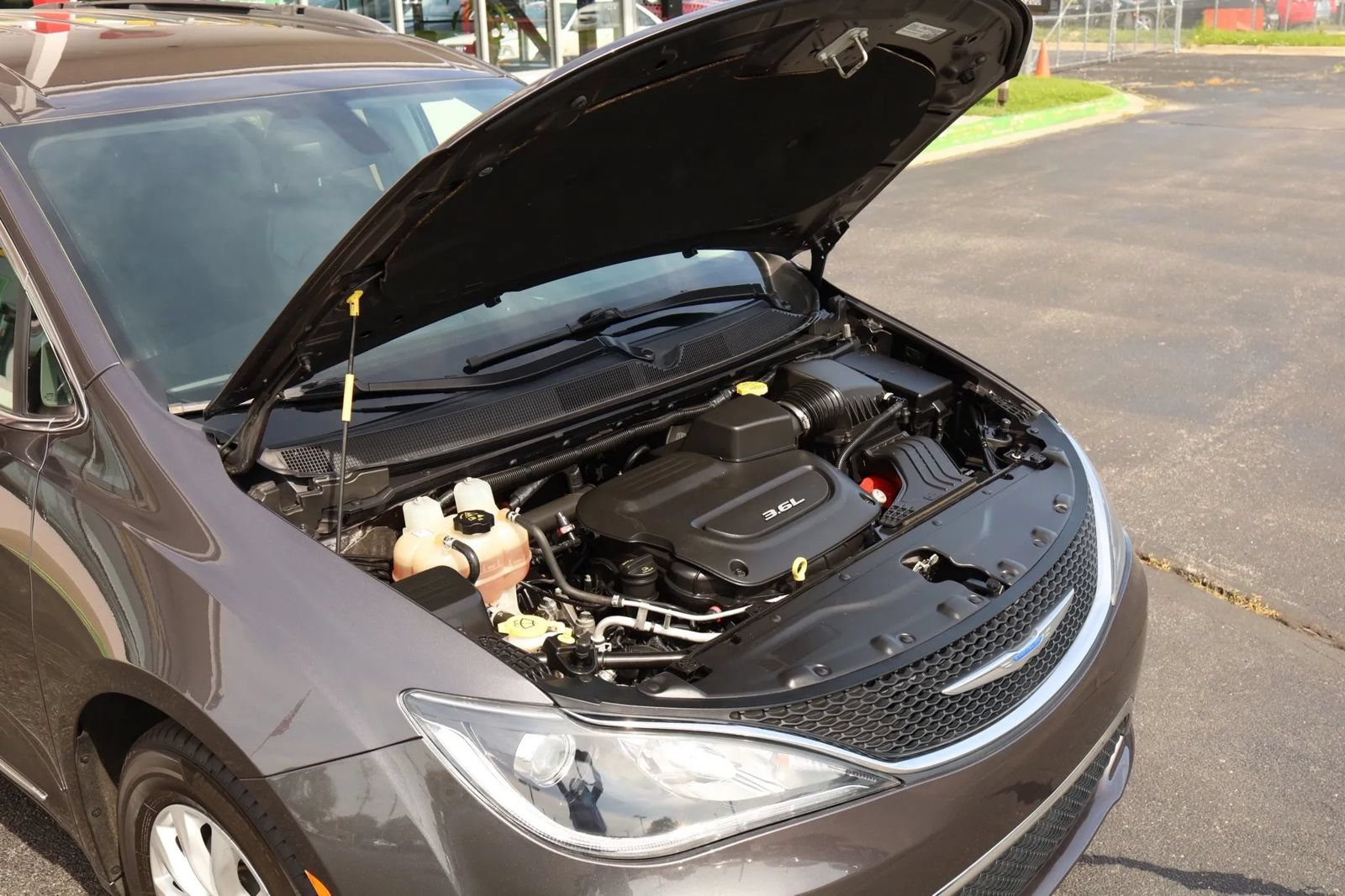 Used 2018 Chrysler Pacifica Touring-L FWD image 65