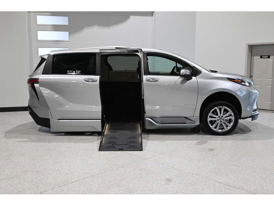 Used 2024 Toyota Sienna Platinum FWD image 17