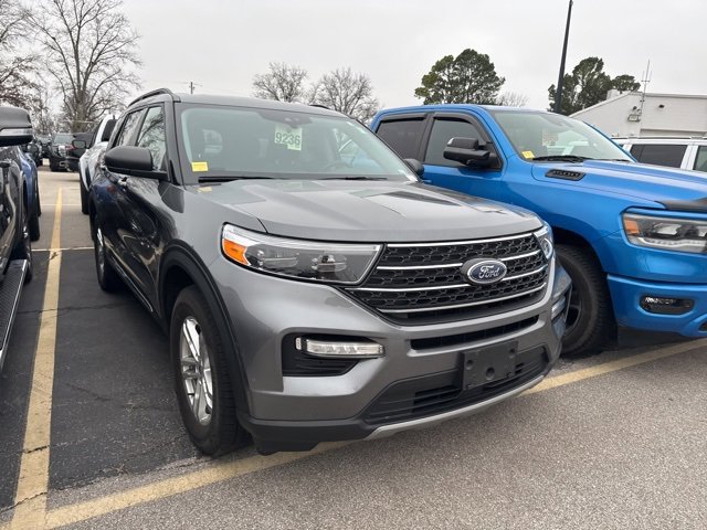 Used 2022 Ford Explorer XLT w/ Equipment Group 202A image 3