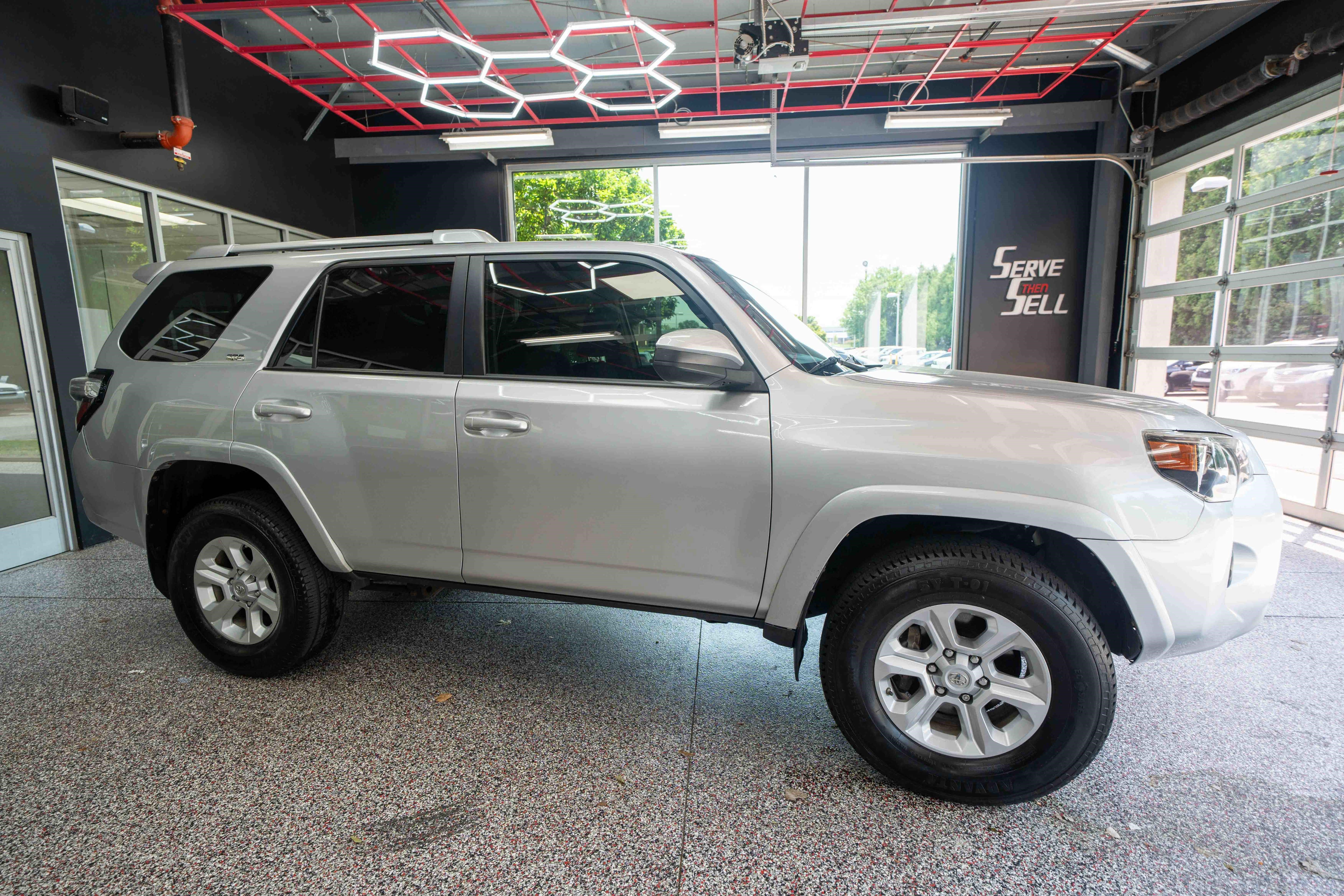 Used 2018 Toyota 4Runner SR5 AWD/4WD image 5