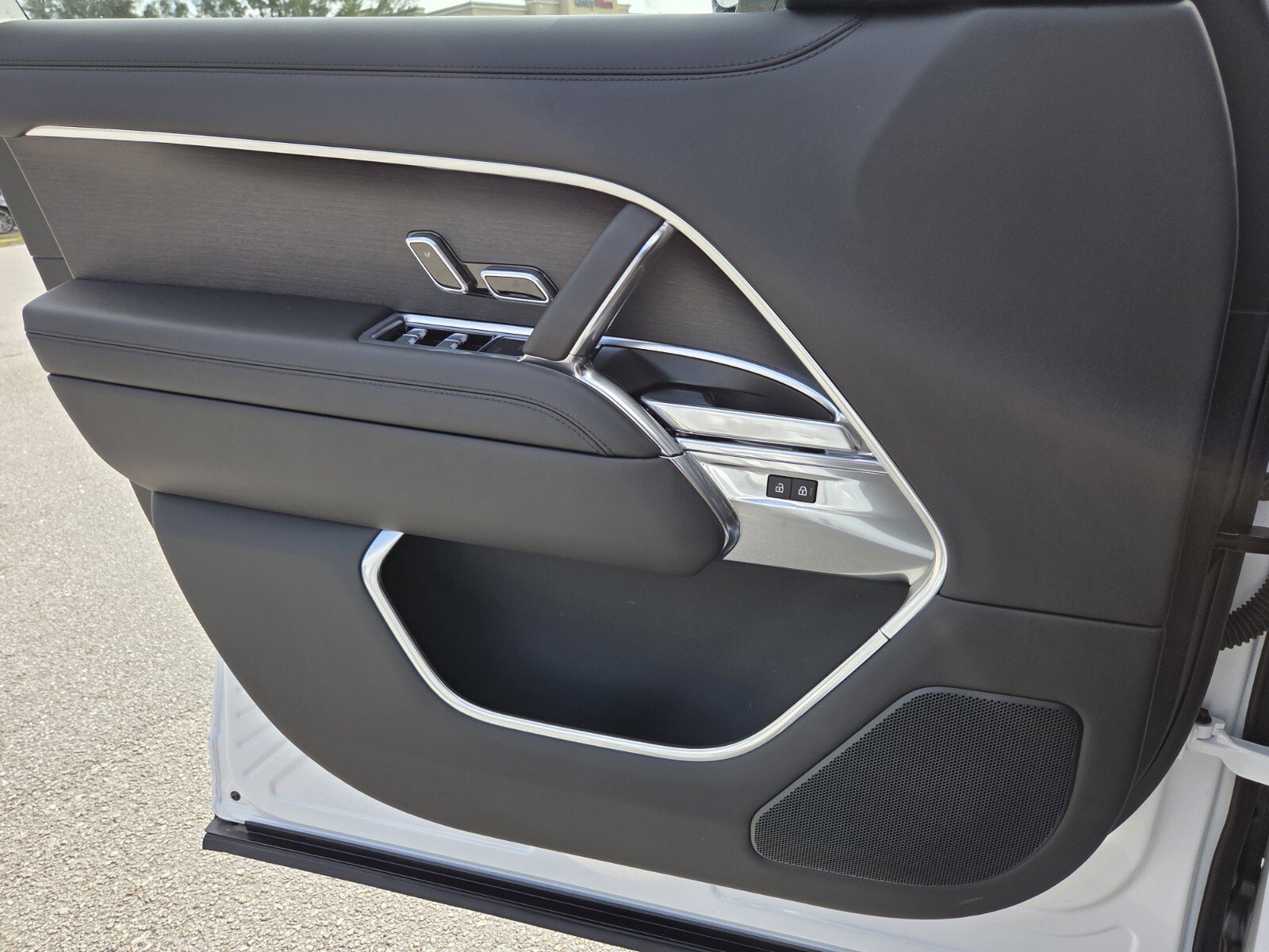 New 2025 Land Rover Range Rover Long Wheelbase SE image 15