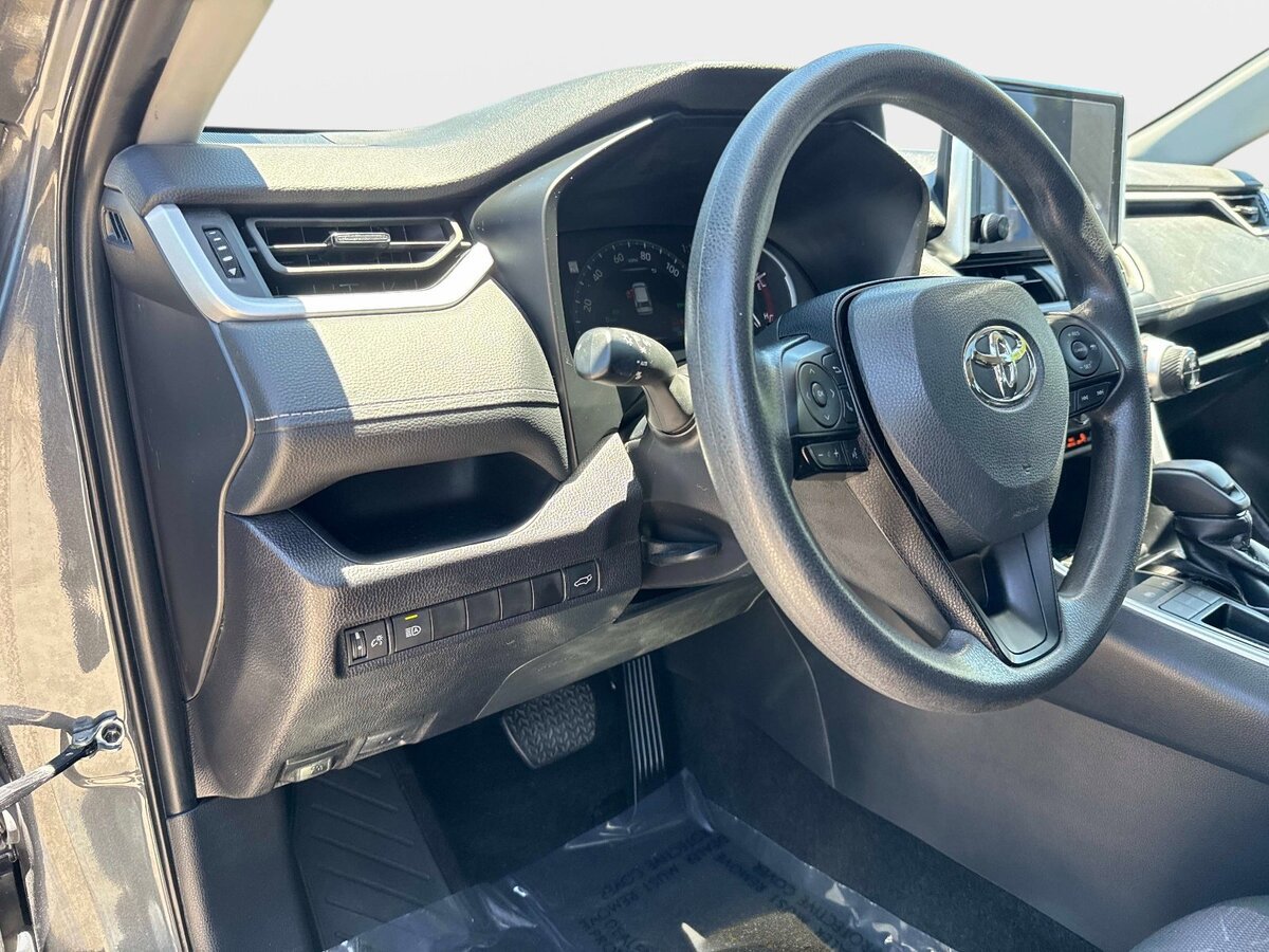 Used 2024 Toyota RAV4 XLE w/ Convenience Package FWD image 18