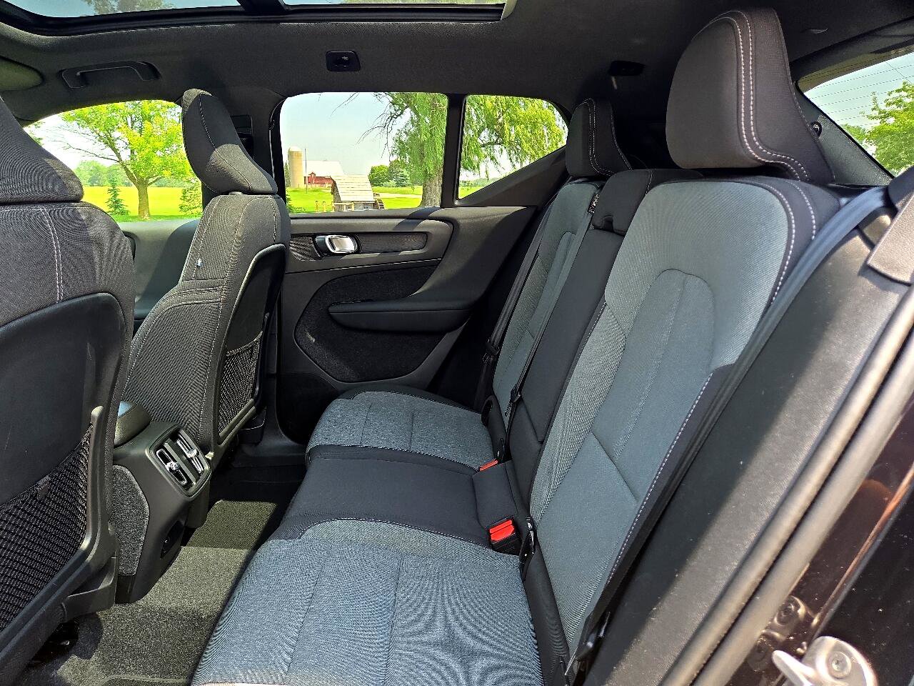 Used 2024 Volvo XC40 B5 Core image 10