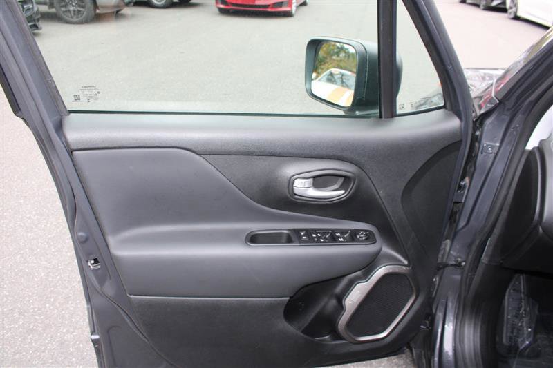 Used 2023 Jeep Renegade Latitude image 12