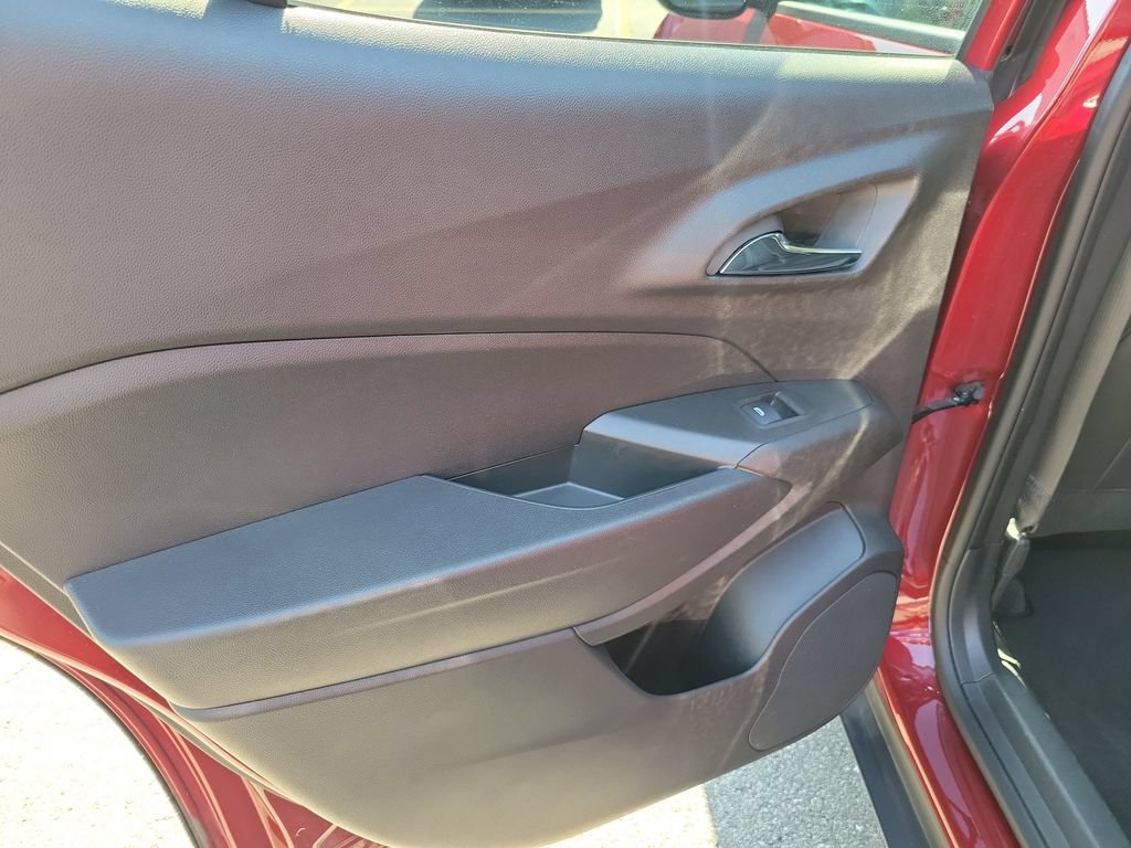 Used 2025 Chevrolet Trax LT FWD image 17