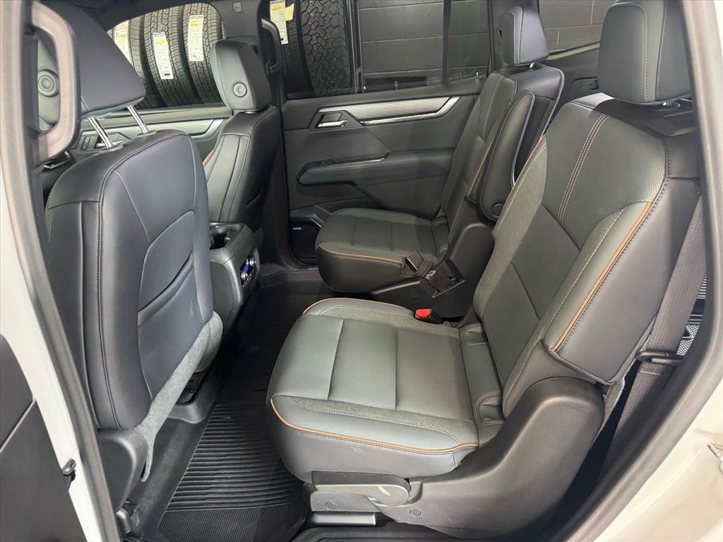 Used 2024 GMC Acadia AT4 w/ Luxury Package image 11