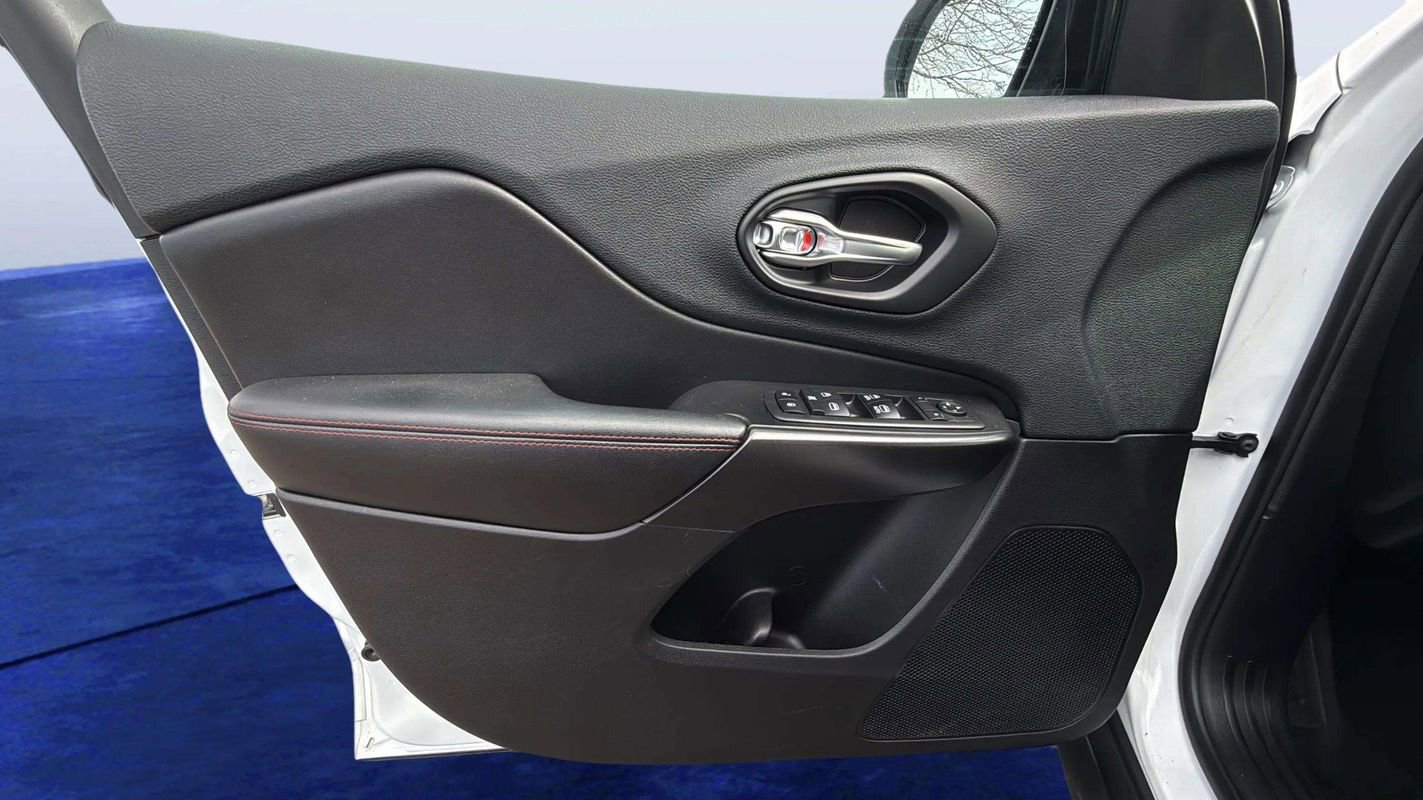 Used 2019 Jeep Cherokee Trailhawk image 18