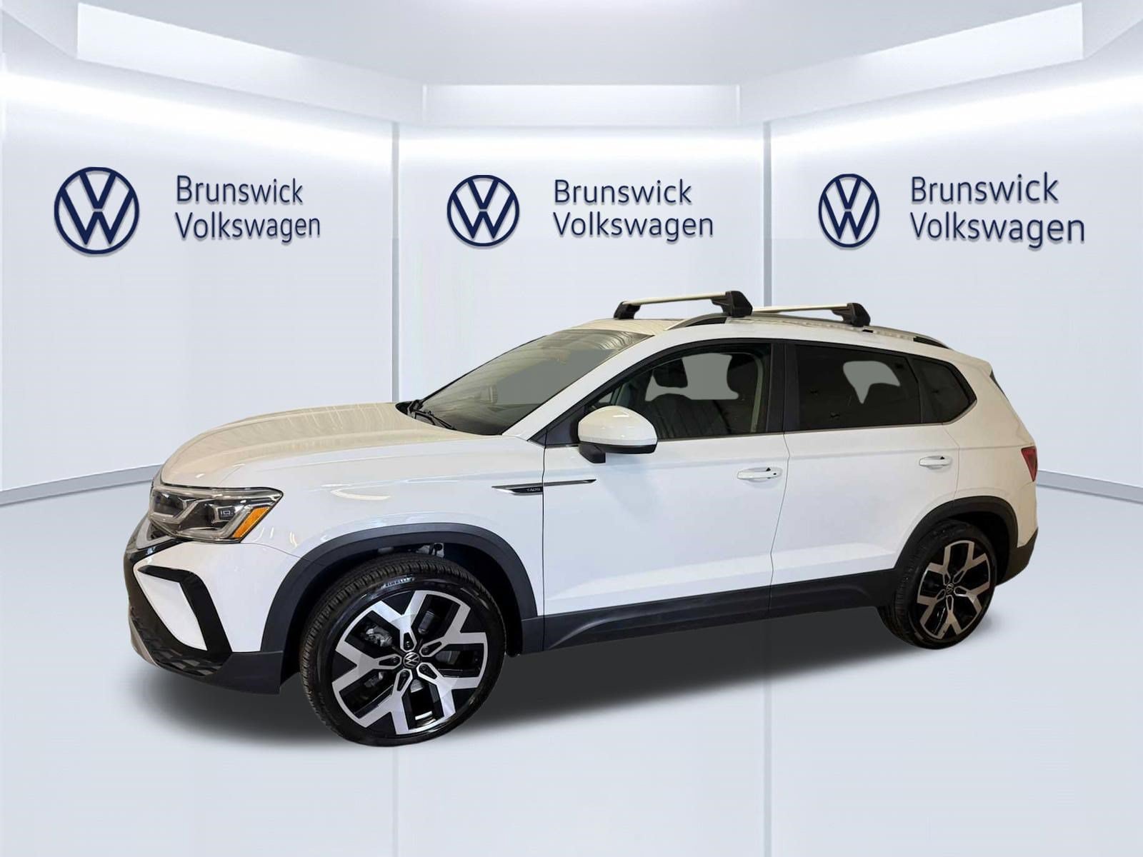 Used 2023 Volkswagen Taos SEL AWD/4WD image 2