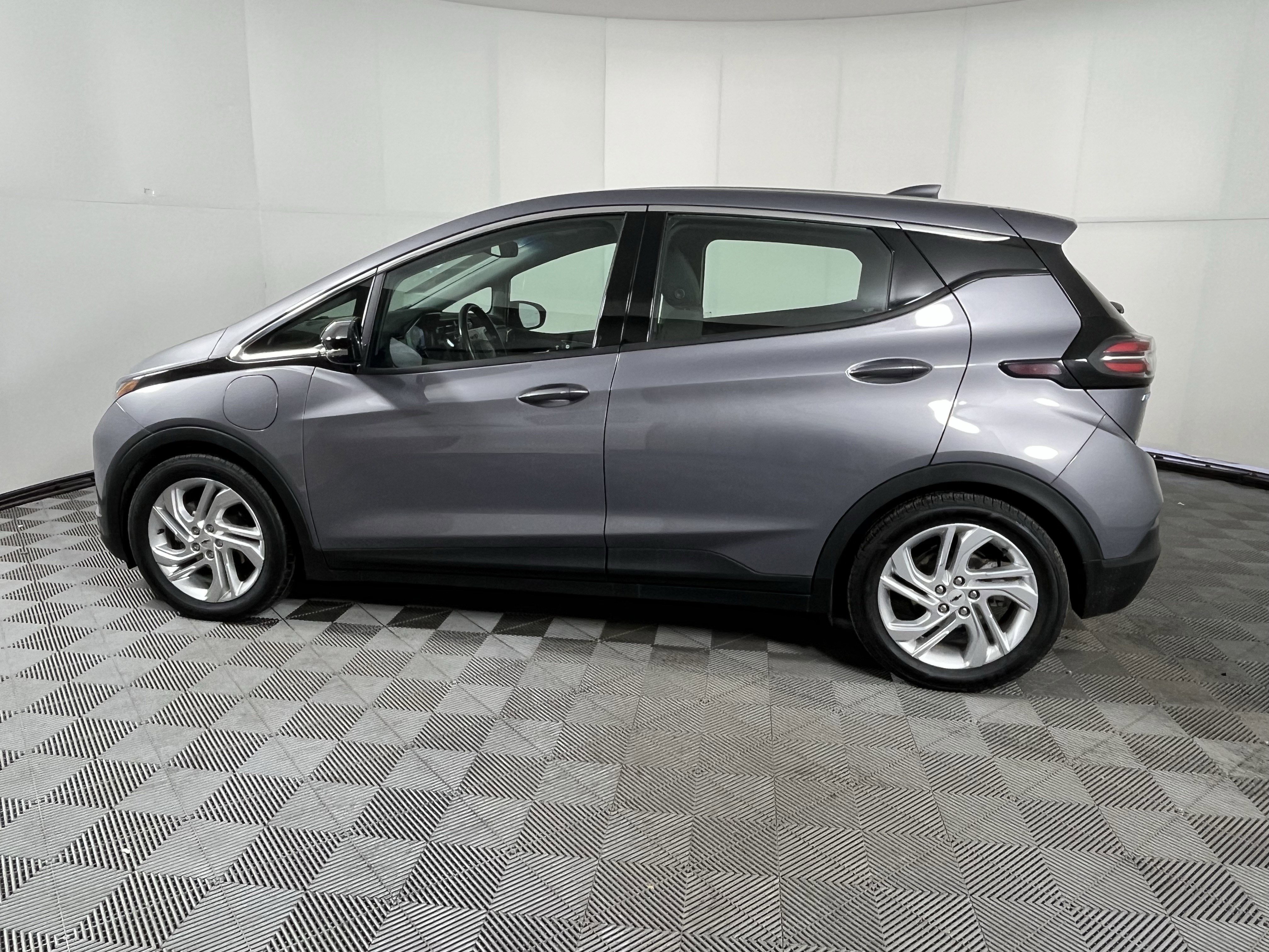 Used 2022 Chevrolet Bolt LT image 2