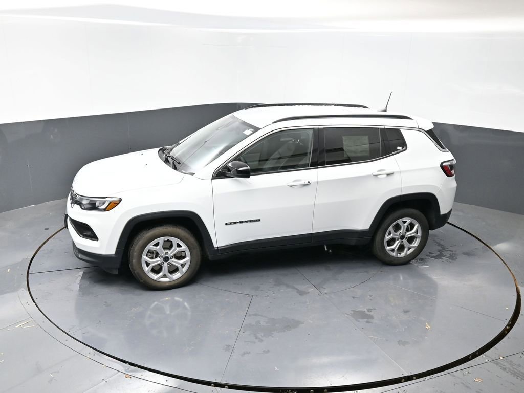 Used 2025 Jeep Compass Latitude AWD/4WD image 17