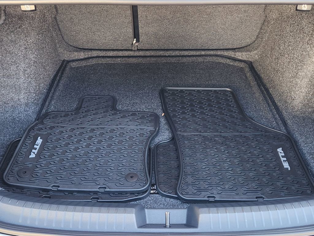 Certified 2025 Volkswagen Jetta SE w/ Sunroof Package image 13