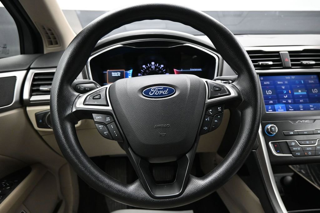 Used 2020 Ford Fusion SE FWD image 14