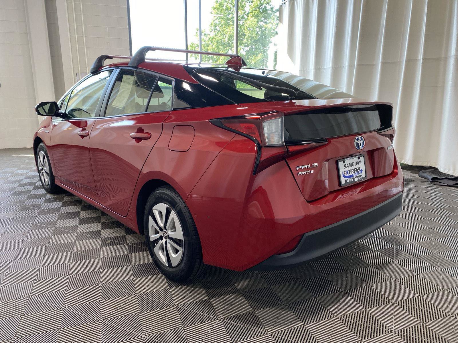 Used 2020 Toyota Prius LE AWD/4WD image 9