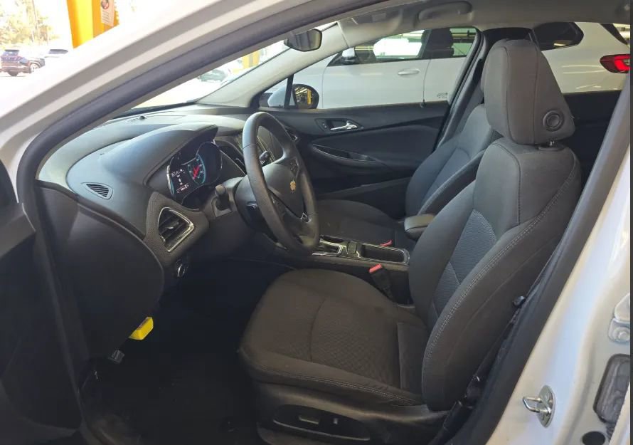 Used 2017 Chevrolet Cruze LT image 2