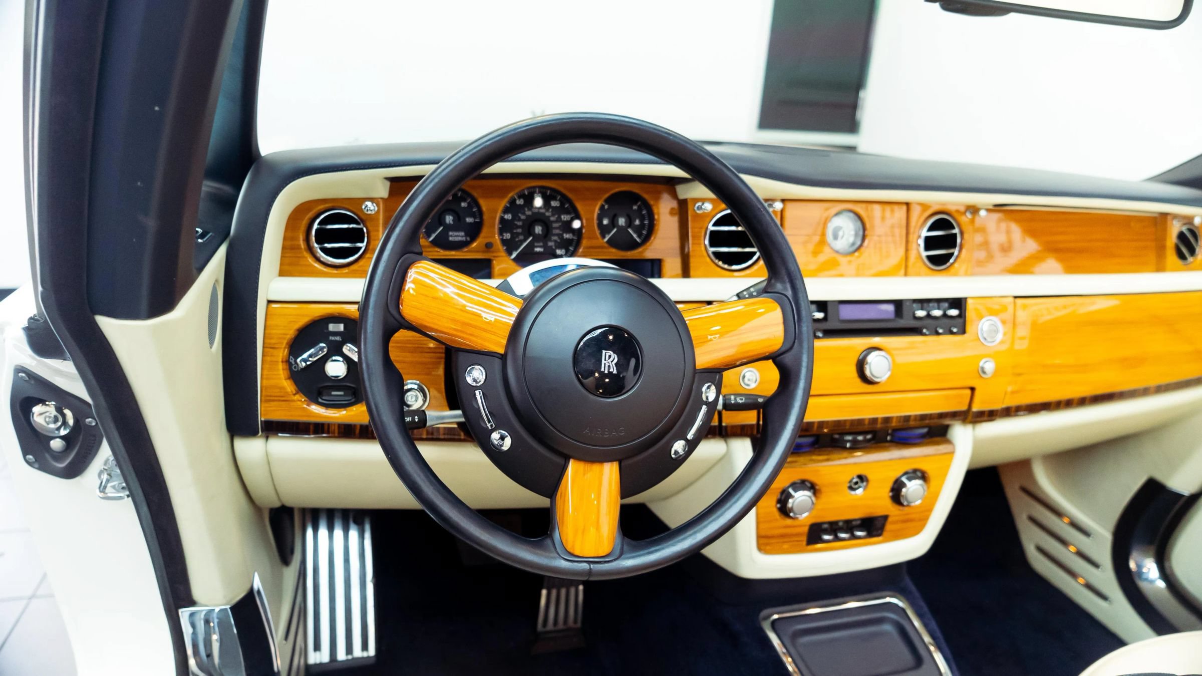 Used 2011 Rolls-Royce Phantom Drophead Coupe RWD image 20