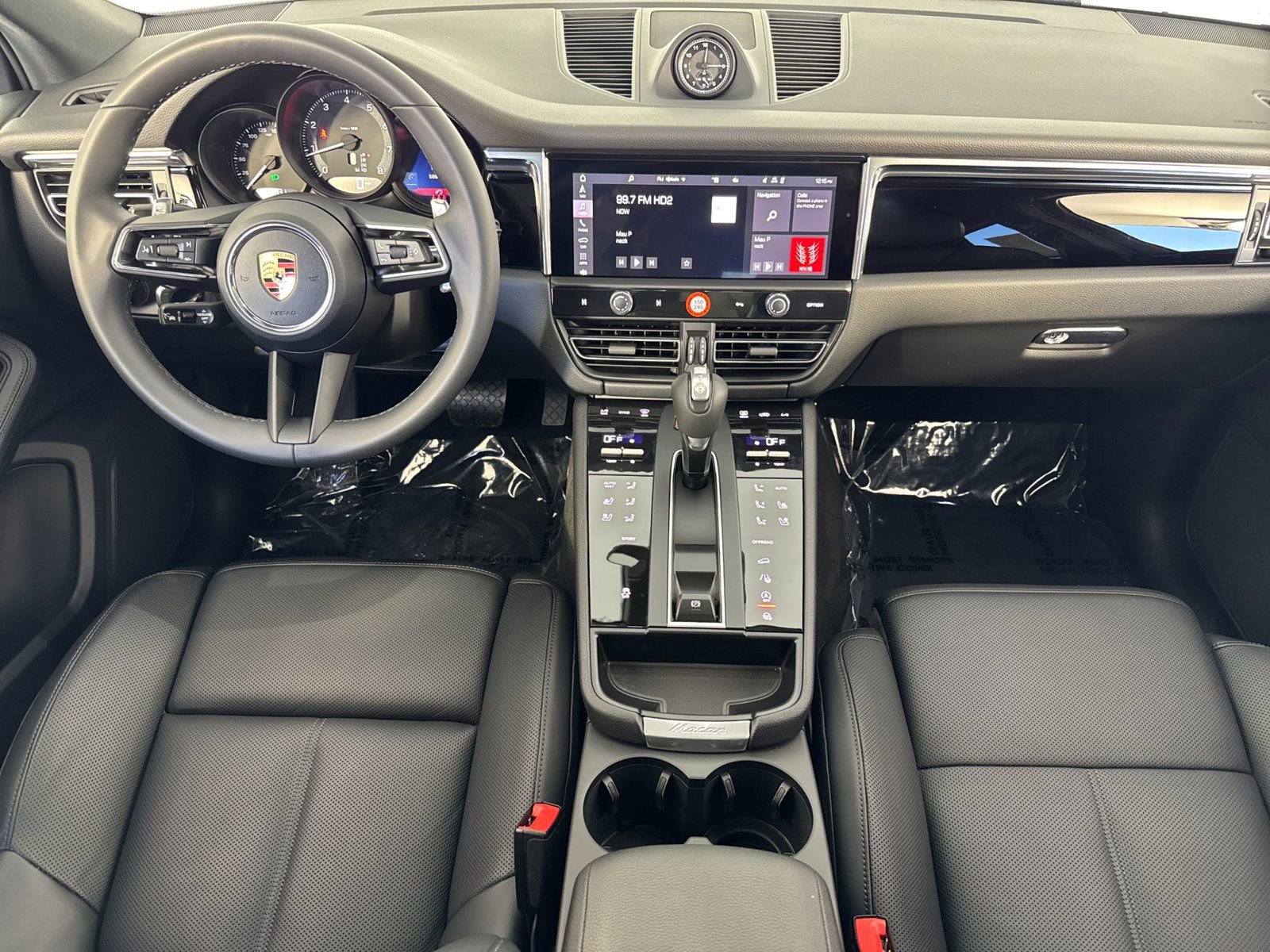 Certified 2025 Porsche Macan AWD/4WD image 6