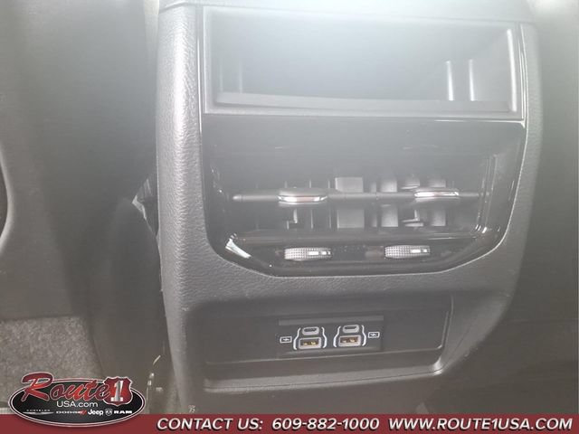 Used 2024 Jeep Grand Cherokee Laredo X AWD/4WD image 25