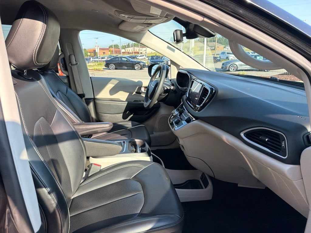 Used 2023 Chrysler Pacifica Touring-L FWD image 26