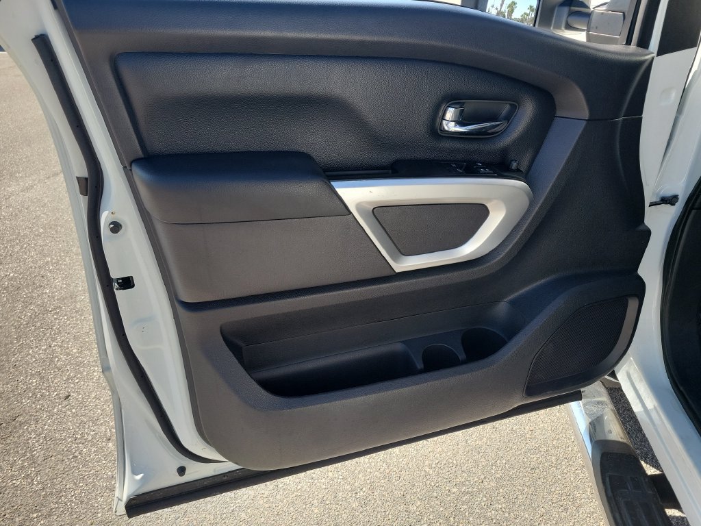 Used 2018 Nissan Titan SV w/ SV Convenience Package RWD image 19