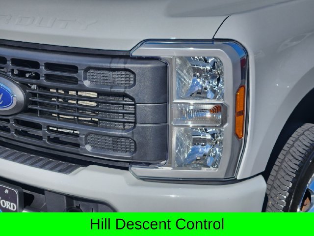 Used 2023 Ford F350 4x4 Crew Cab DRW Super Duty image 7