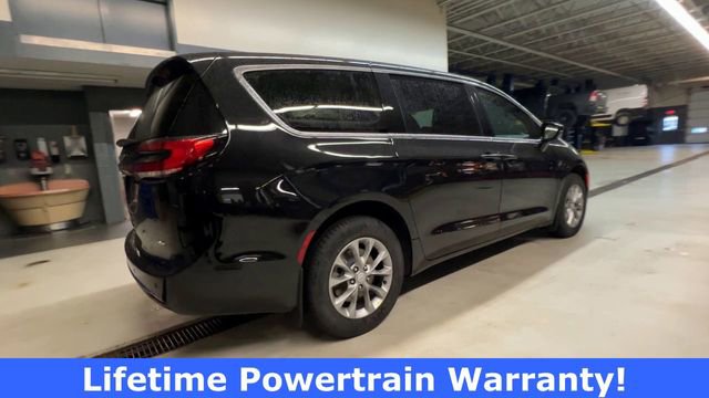 New 2026 Chrysler Pacifica Select image 8