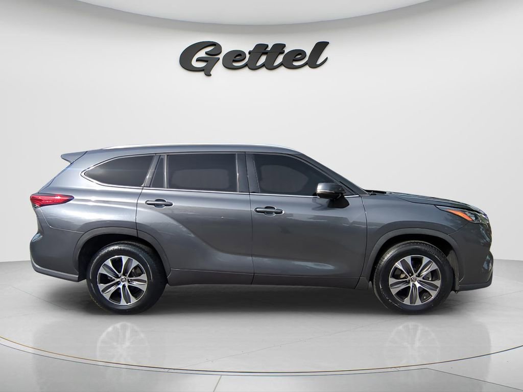 Used 2020 Toyota Highlander XLE FWD image 3