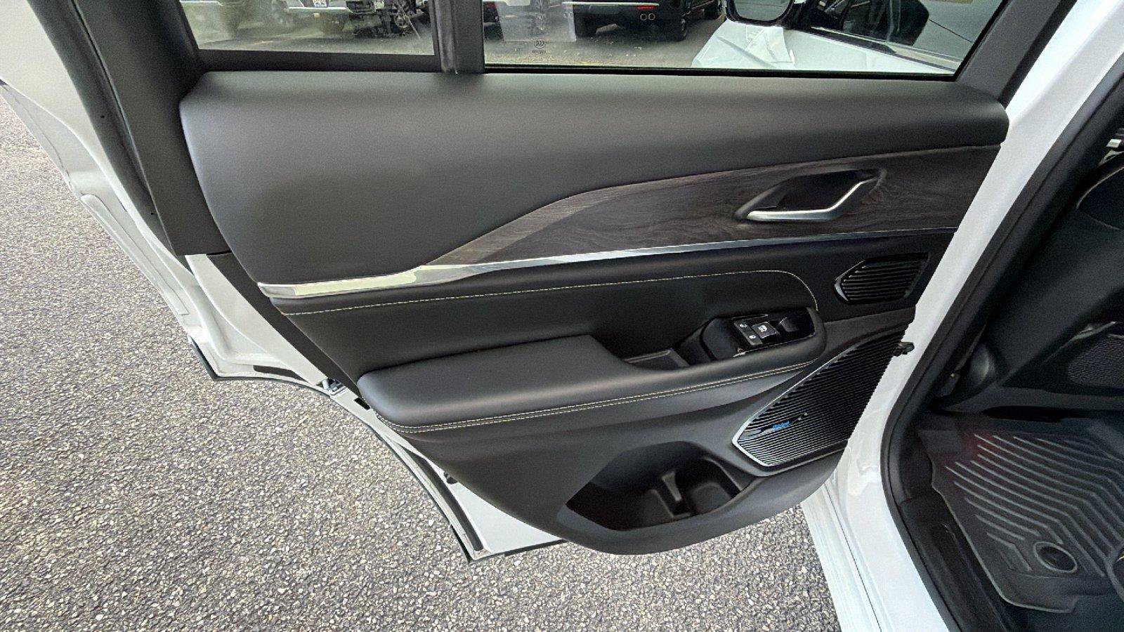 Used 2023 Jeep Grand Cherokee Overland RWD image 24