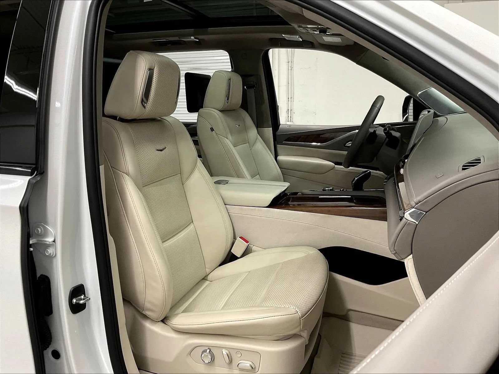 Used 2024 Cadillac Escalade Sport Platinum w/ LPO, ONYX Package AWD/4WD image 13