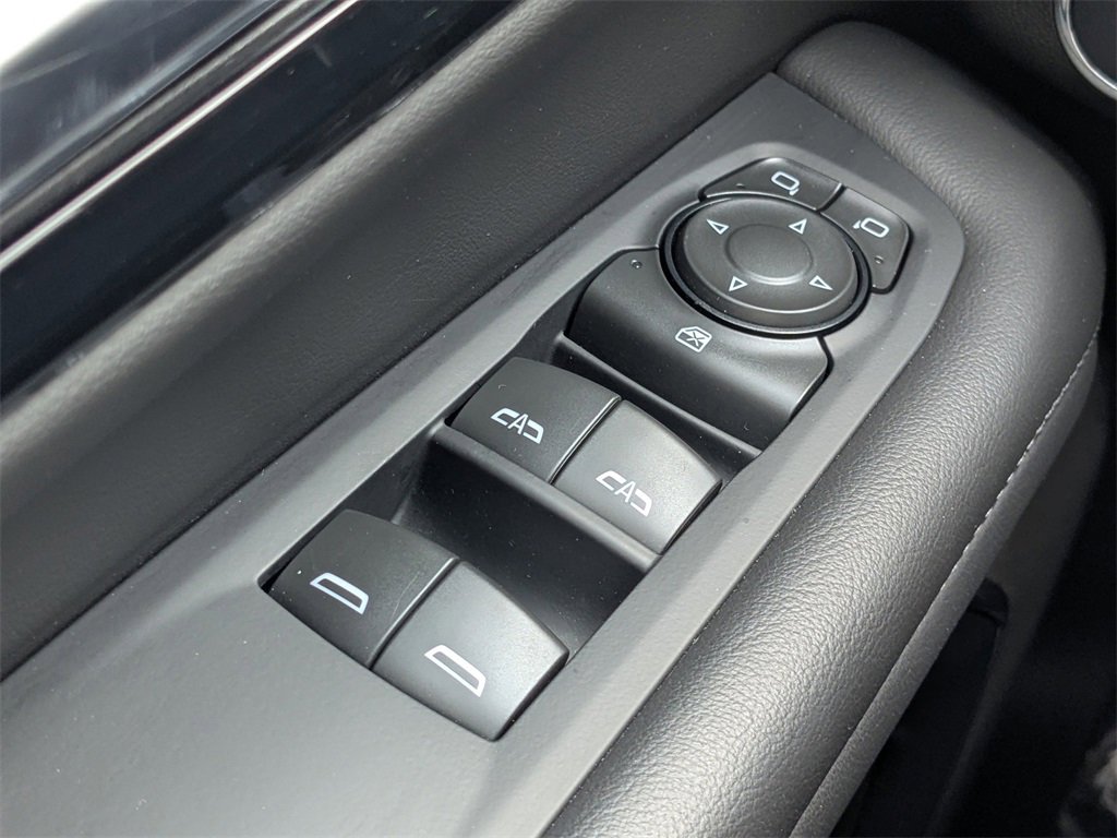 Used 2025 Chevrolet Suburban Z71 image 23