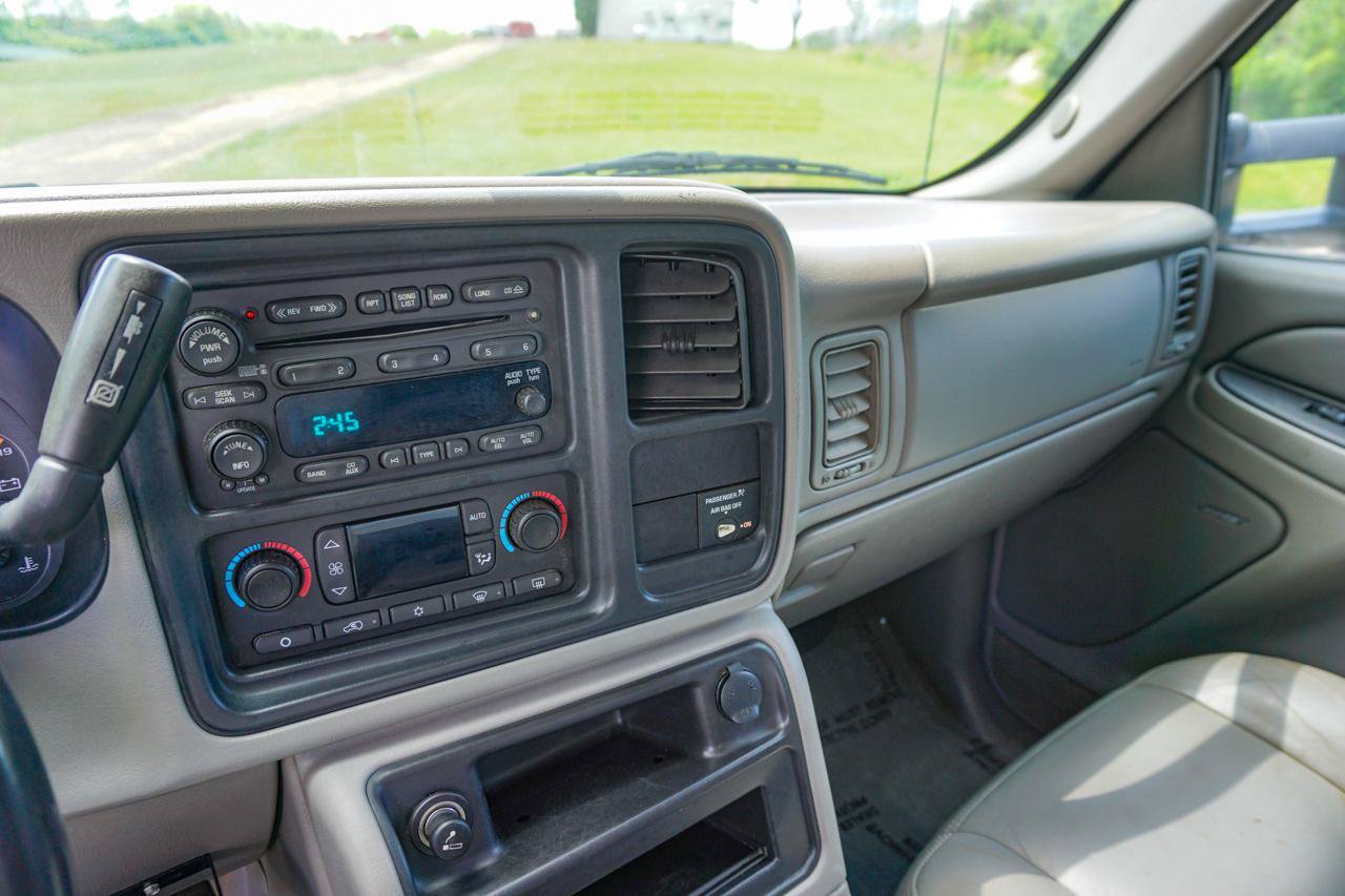 Used 2005 GMC Sierra 2500 SLT w/ Heavy-Duty Power Package AWD/4WD image 13