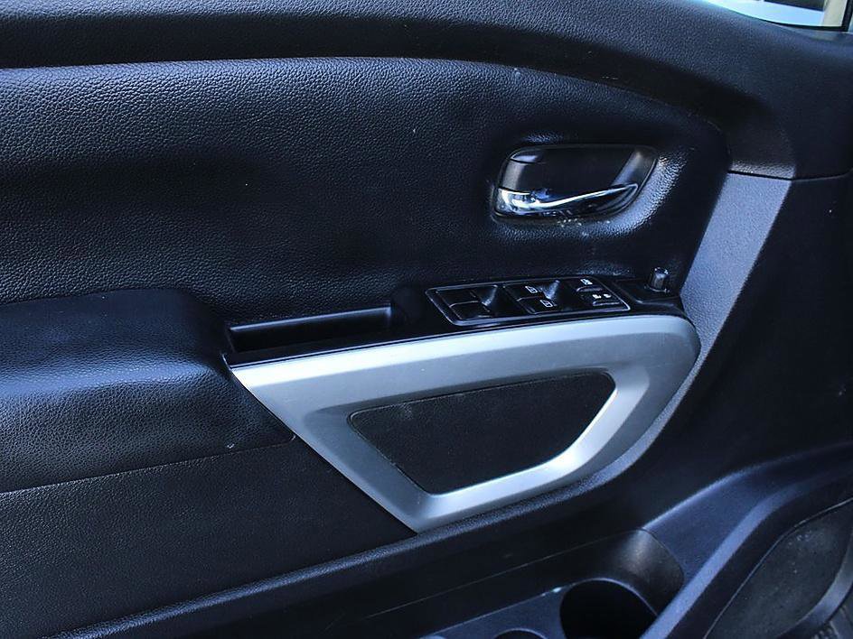 Used 2017 Nissan Titan SV image 9
