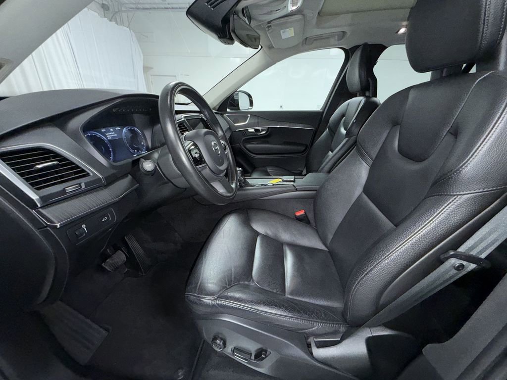 Used 2020 Volvo XC90 T6 Momentum image 3
