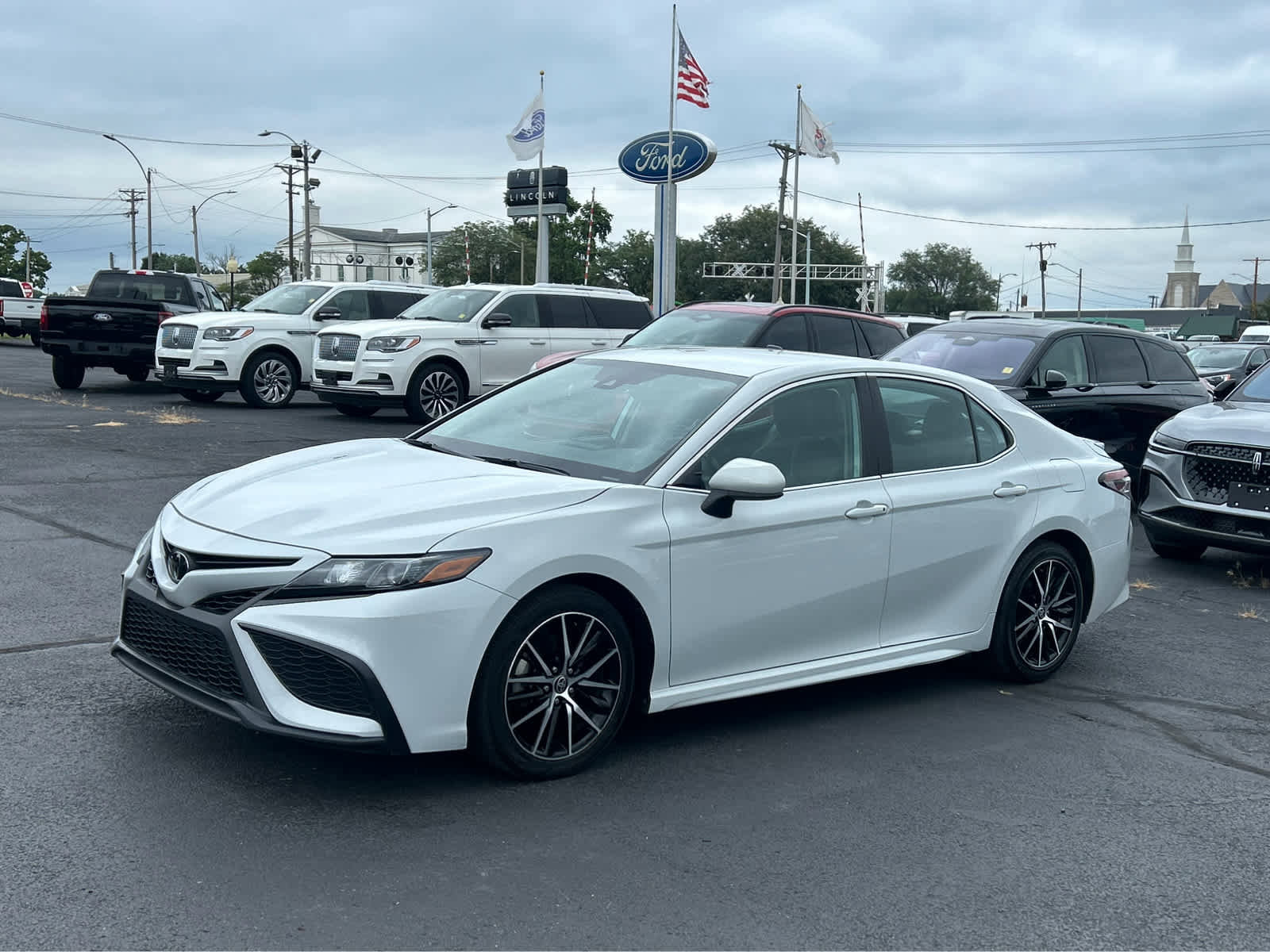 Used 2023 Toyota Camry SE image 2