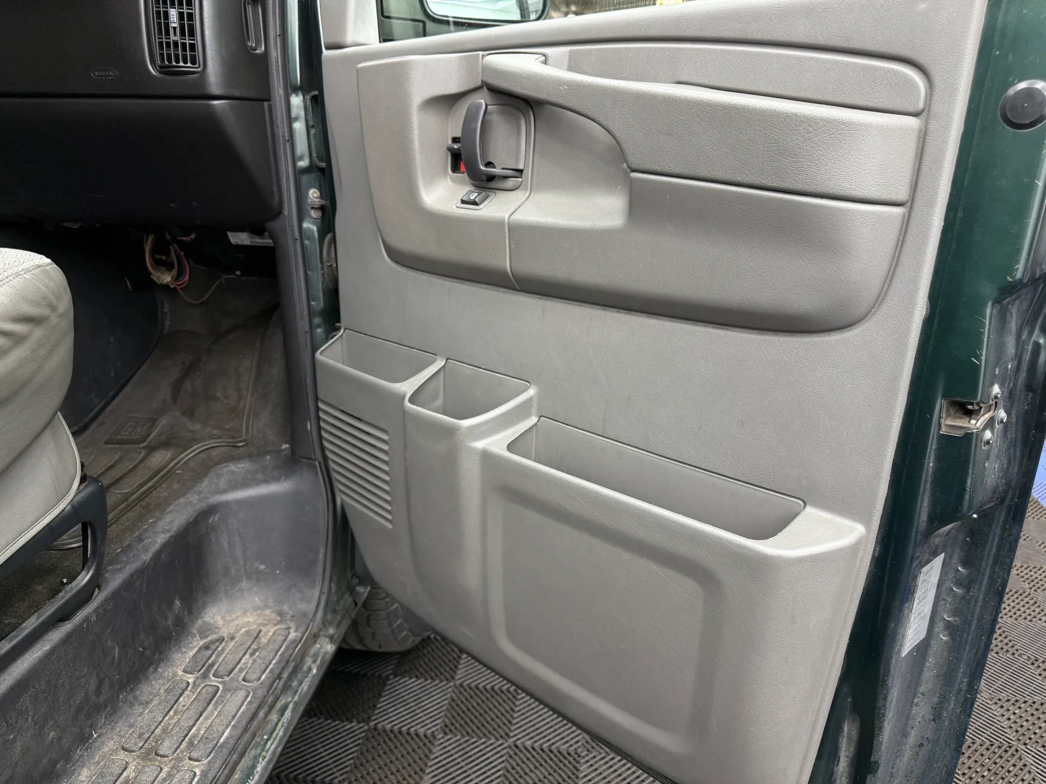 Used 2010 Chevrolet Express 1500 LT w/ LT Preferred Equipment Group RWD image 5
