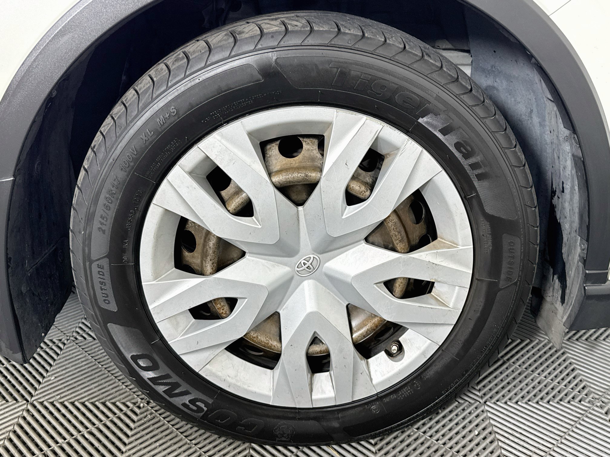 Used 2020 Toyota C-HR LE FWD image 29