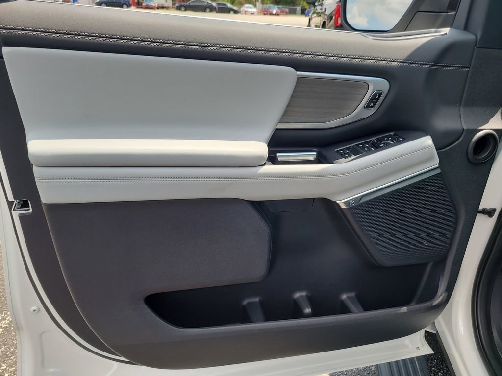 Used 2025 Ford Expedition Platinum w/ Driver's Package AWD/4WD image 17