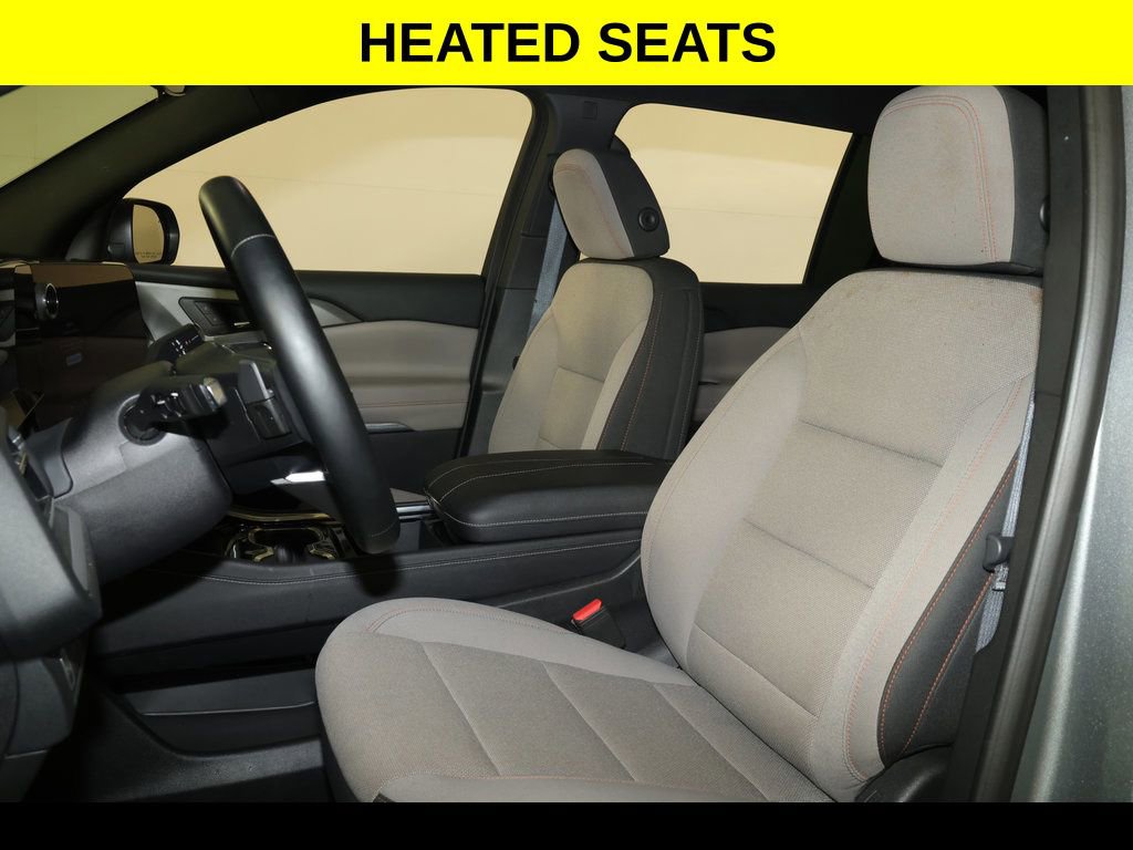 Used 2025 Chevrolet Traverse LT FWD image 3
