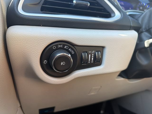 Used 2023 Chrysler Pacifica Touring-L FWD image 33