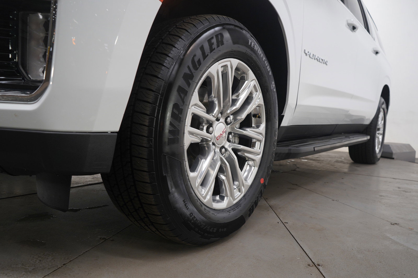 Used 2024 GMC Yukon XL SLE image 27