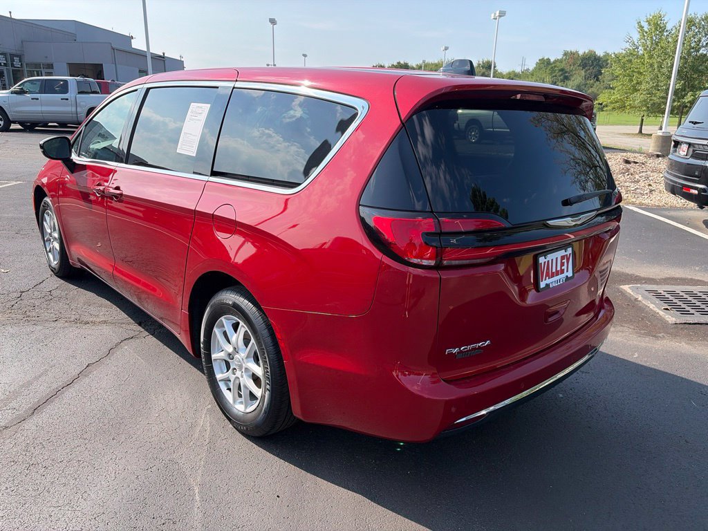 Certified 2025 Chrysler Pacifica Select FWD image 5
