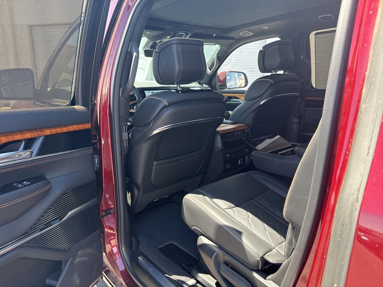 Used 2022 Jeep Grand Wagoneer Series III AWD/4WD image 16