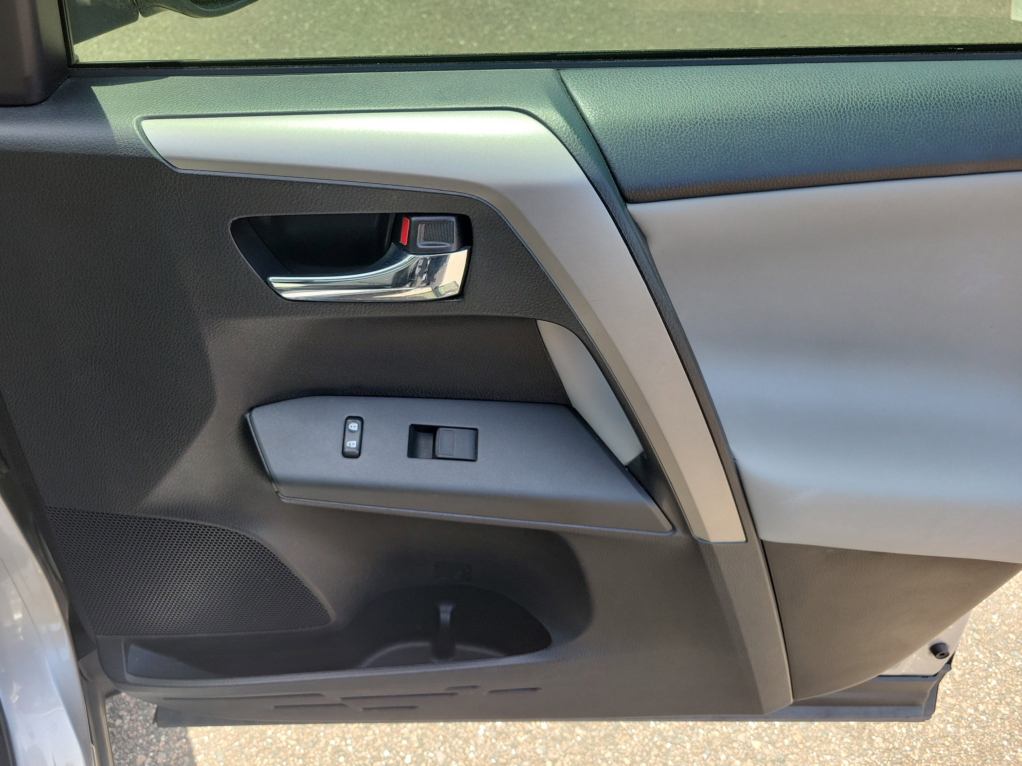 Used 2016 Toyota RAV4 XLE w/ Convenience Package image 22